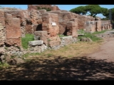 06754 ostia - regio i - insula viii - porta occidentale del castrum - botteghe (i,viii,6).jpg